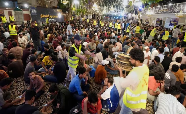 Stampede at food distribution centre kills 11 in Pakistan Karachi city - Sakshi