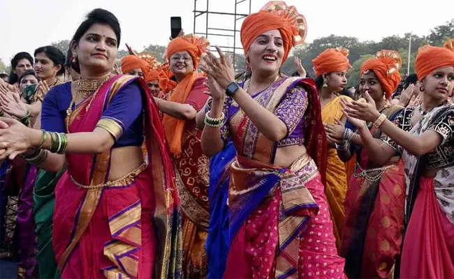 Surat: More Than 15000 Ladies Participate In Saree Walkathon To Promote Fitness - Sakshi