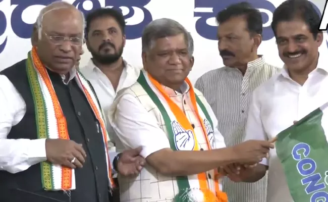 Karnataka Ex Cm Jagadish Shettar Joins Congress - Sakshi