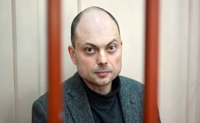 Russian court sentenced prominent opposition figure and journalist Vladimir Kara-Murza to 25 years - Sakshi