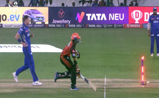 Sundar Looked Lazy Dragging His Bat-Down Vs MI Match Viral - Sakshi