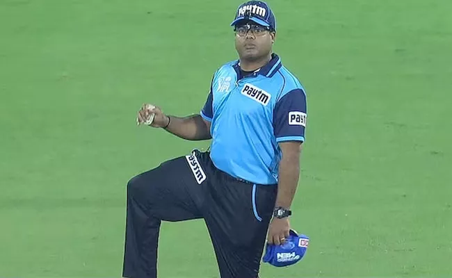 Nitin Menon Takes Umpire Review Never Before-IPL History SRH Vs MI - Sakshi