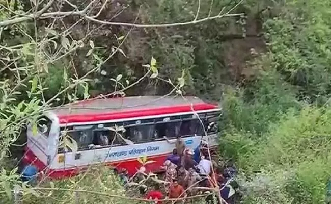Uttarakhand Bus Falls in Ditch on Mussoorie Dehradun Road Video - Sakshi