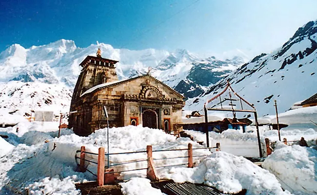 Char Dham Yatra: Heavy snowfall continues in Kedarnath and Badrinath - Sakshi