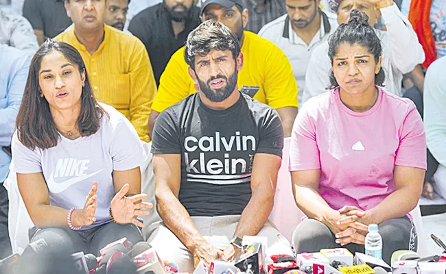 Protesting wrestlers move Supreme Court seeking FIR against WFI chief - Sakshi
