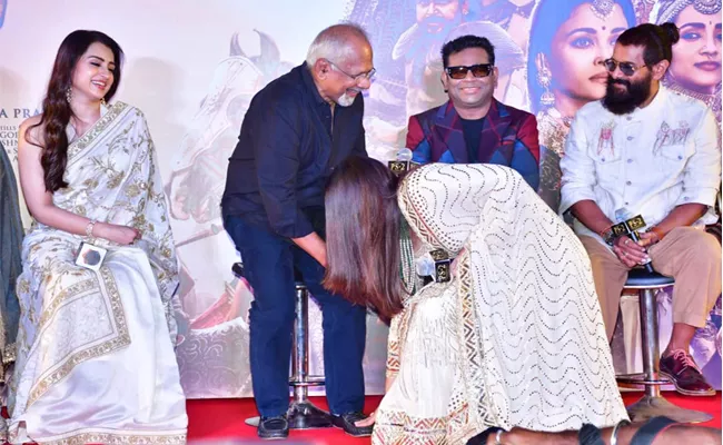 Aishwarya Rai Touches Mani Ratnam Feet At PS2 Promotion Event - Sakshi