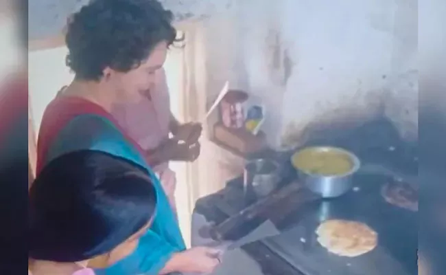 Priyanka Gandhis Attempt At Cooking Dosa During Karnataka Campaign - Sakshi