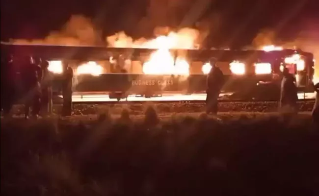 7 killed in fire on passenger train in Pakistan - Sakshi