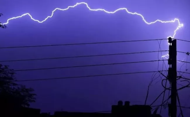UP Lakhimpur Kheri Lightning Hits Farmer While Talking Phone - Sakshi