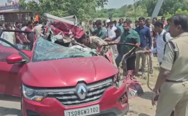 Hyderabad: Four students killed on spot in Narsingi road accident - Sakshi