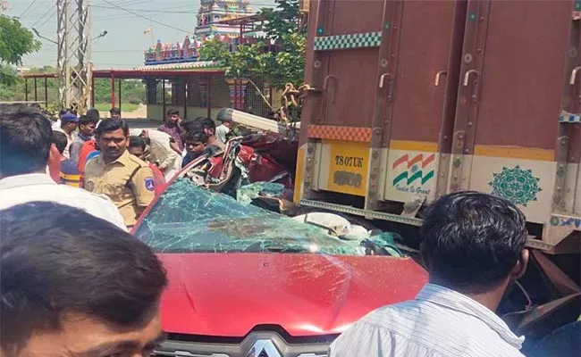 Hyderabad: Four Students Killed On Spot In Road Accident Narsingi - Sakshi