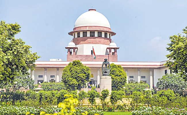 Back Delhi AAP vs Centre services row: Govt moves Supreme Court seeking review of May 11 Constitution - Sakshi