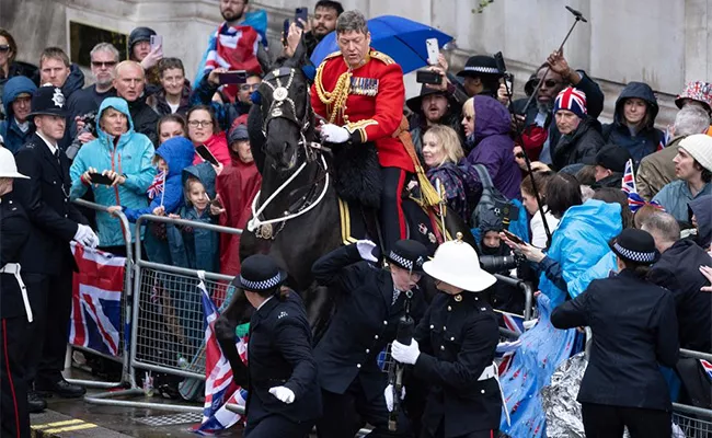 Horse Loses Control Crashes Into Crowd During King Charles Coronation - Sakshi