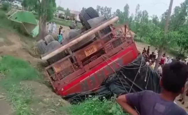 Several Dead, Injured As Truck Hits Pickup Van In UP Moradabad - Sakshi