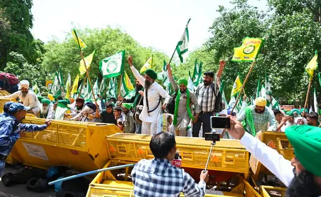 Farmers Break Through Barricades To Join Wrestlers Delhi Protest - Sakshi