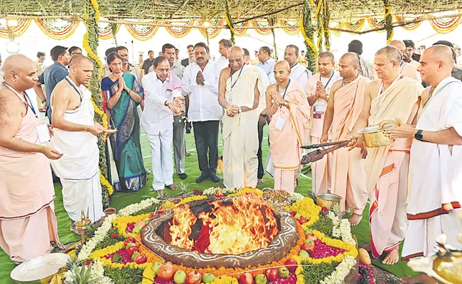 CM KCR Comments At Bhumi Puja for Harekrishna Heritage Tower - Sakshi
