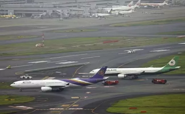 2 Passenger Planes Come Into Contact At Tokyos Haneda Airport - Sakshi