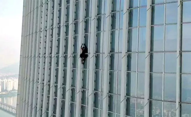 Man Attempts To Scale 123 Storey South Korean Skyscraper Arrested - Sakshi