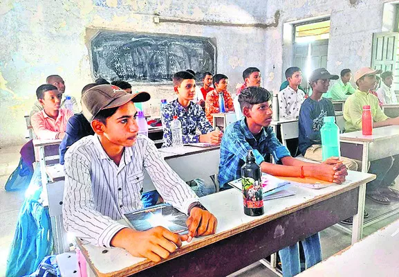 జిల్లా పరిషత్‌ బాలుర ఉన్నత పాఠశాల తరగతి గదిలో విద్యార్థులు - Sakshi
