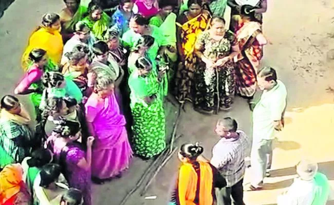 Karnataka: Woman Attack Bank Staff Over Loan Recovery - Sakshi