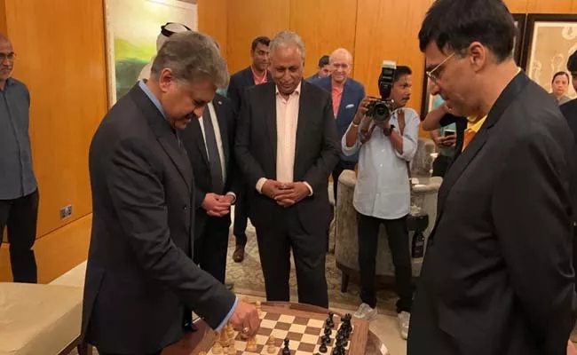 Global Chess League 2023 Anand Mahindra shared pic with Viswanathan Anand - Sakshi