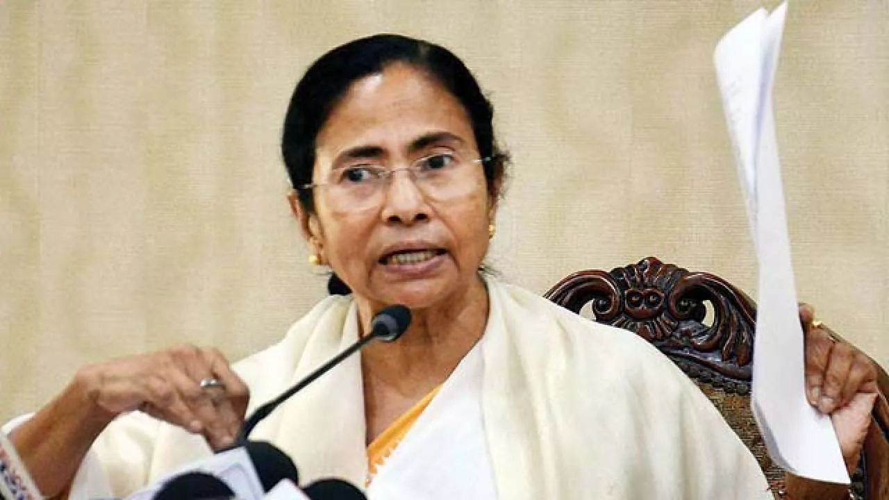 West Bengal CM Mamata Banerjee makes Emergency Landing - Sakshi