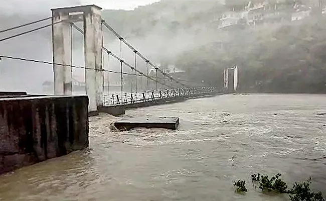 Himachal Rain Devastation 80 Killed Rs 3000 Crore Damage - Sakshi
