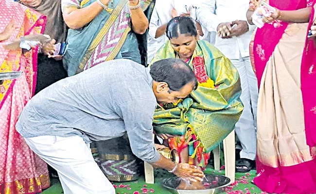 Mla Alla Ramakrishna Reddy Washed The Volunteer Feet - Sakshi