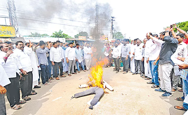 Volunteers angry over Janasena Chief Pawan Kalyan comments - Sakshi
