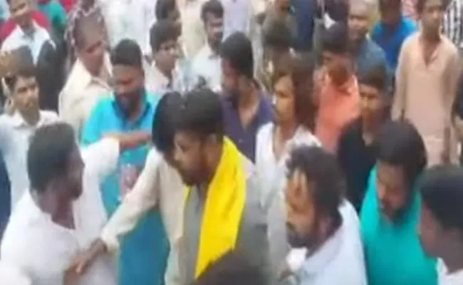 Chikoti Praveen Overaction At Lal Darwaza Temple At Hyderabad - Sakshi