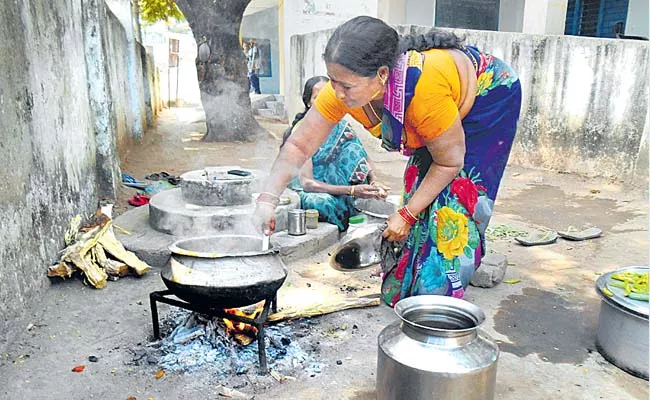 Wage hike for lunch workers - Sakshi