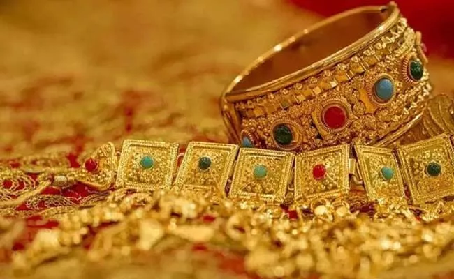Gold price volatile on ease in US Fed rate hike tension - Sakshi