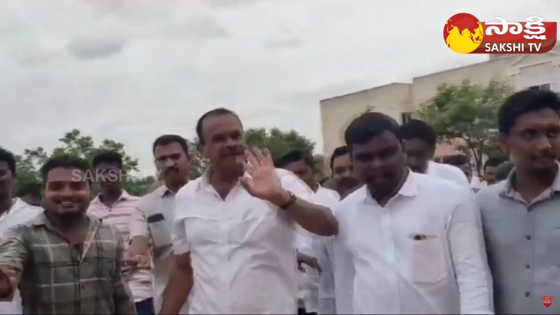 MP KomatiReddy Venkat Reddy Donates 4 Lakhs To School Development