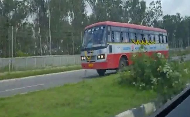 Ksrtc Bus Runs Backwards Not Paying Toll Free Bangalore Mysore Expressway - Sakshi