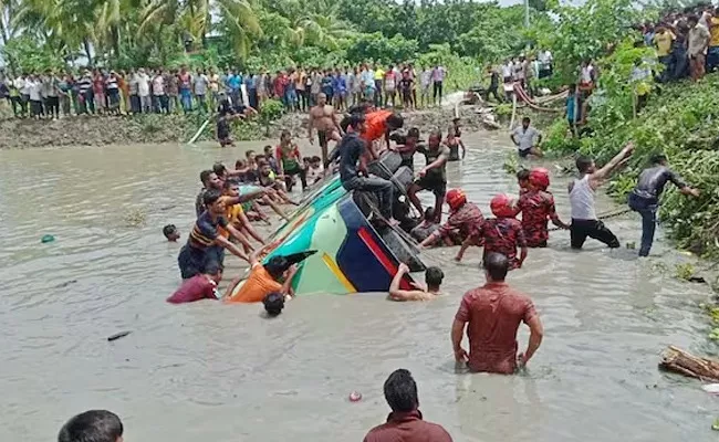 Bus Falls Into Pond In Bangladesh 17 Dead - Sakshi