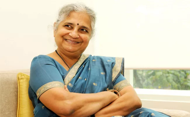 Sudha Murthy carries food from india and you know cooking bag - Sakshi