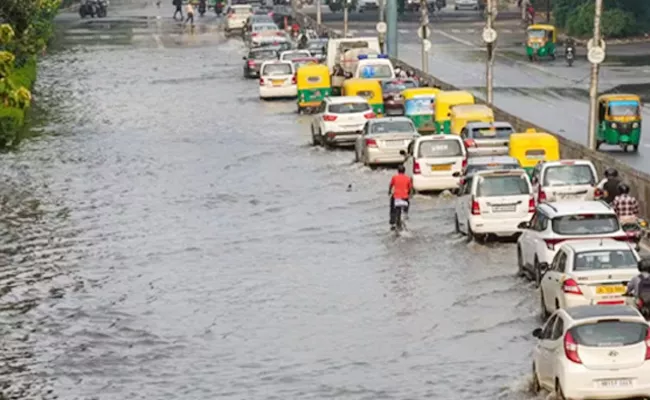 Heavy Rain In Parts Of Delhi Roads Waterlogged - Sakshi