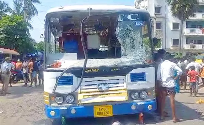 Two Children Died In Bus accident At Rajahmundry Jammalamadugu - Sakshi