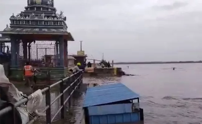 Bhadrachalam: Officers Withdrawal Of Third Hazard Warning Over Floods - Sakshi