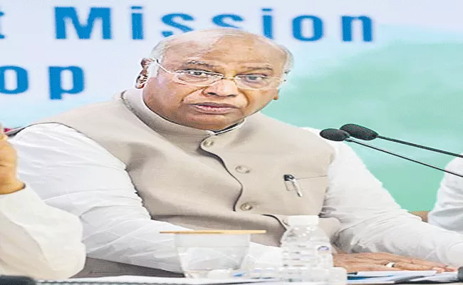 Congress chief Kharge slams Centre over price rise, unemployment - Sakshi