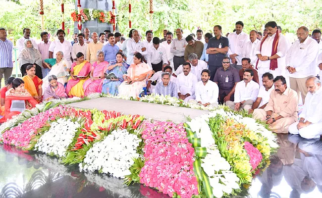 CM YS Jagan Pays Tributes To Dr YSR at YSR Ghat Idupulapaya - Sakshi