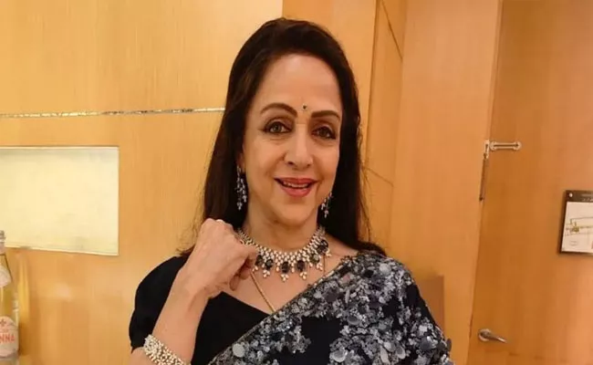 Hema Malini Reveals A Director Once Wanted To Remove Her Saree Pin - Sakshi
