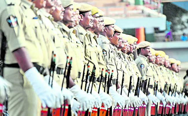 Center announces awards to 140 police officers - Sakshi