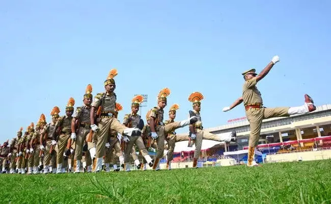 954 Police Medals Including 63 From Telugu Sates Onn Independence Day eve - Sakshi