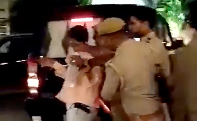 Fight Breaks Out In Greater Noida Housing Society Over Parking - Sakshi