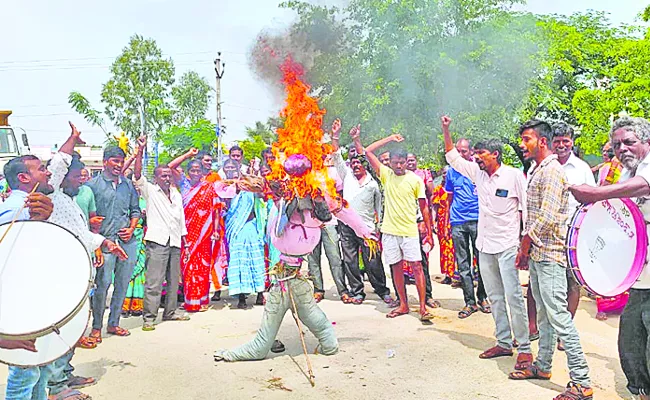 Dalits on the road for Dalit Bandhu in Gajwel Constituency - Sakshi