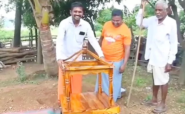 Handicrafts Carpenter skill attracted telangana minister KTR viral video - Sakshi
