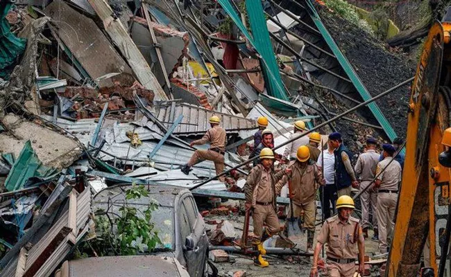 2038 dead due to floods, landslides, lightning since April 1 - Sakshi
