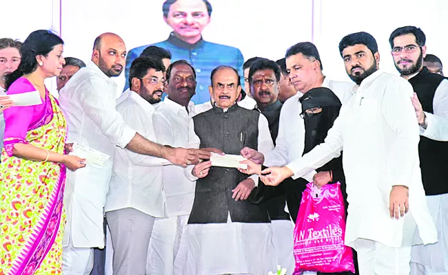 Koppula Eshwar: Minority Bandhu Cheque distribution begins in Telangana - Sakshi