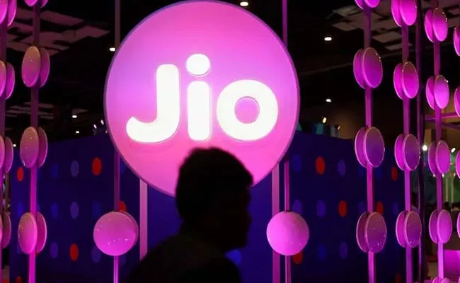 LIC acquires 7pc shareholding in Jio Financial Services - Sakshi